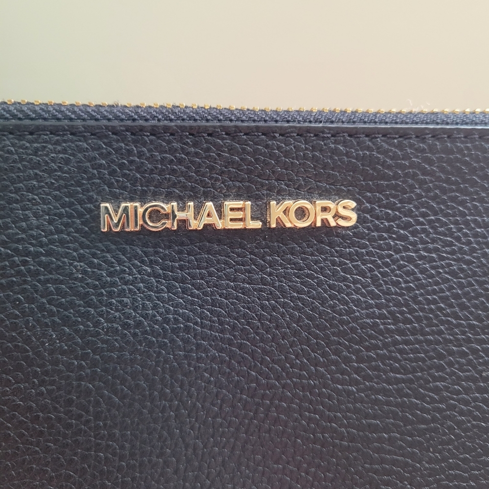 Michael Kors Black Pebbled Leather Clutch With Wrist Stap Or Wristlet - Picture 3 of 9